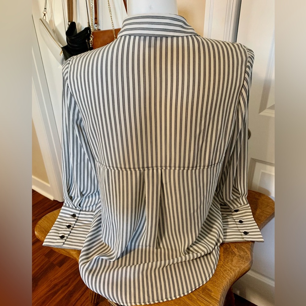 LN BEAUTIFUL BLACK & WHITE STRIPED LING SLEEVE BLOUSE. CUTE 3 BUTTONS ON CUFFS. - Picture 3 of 6